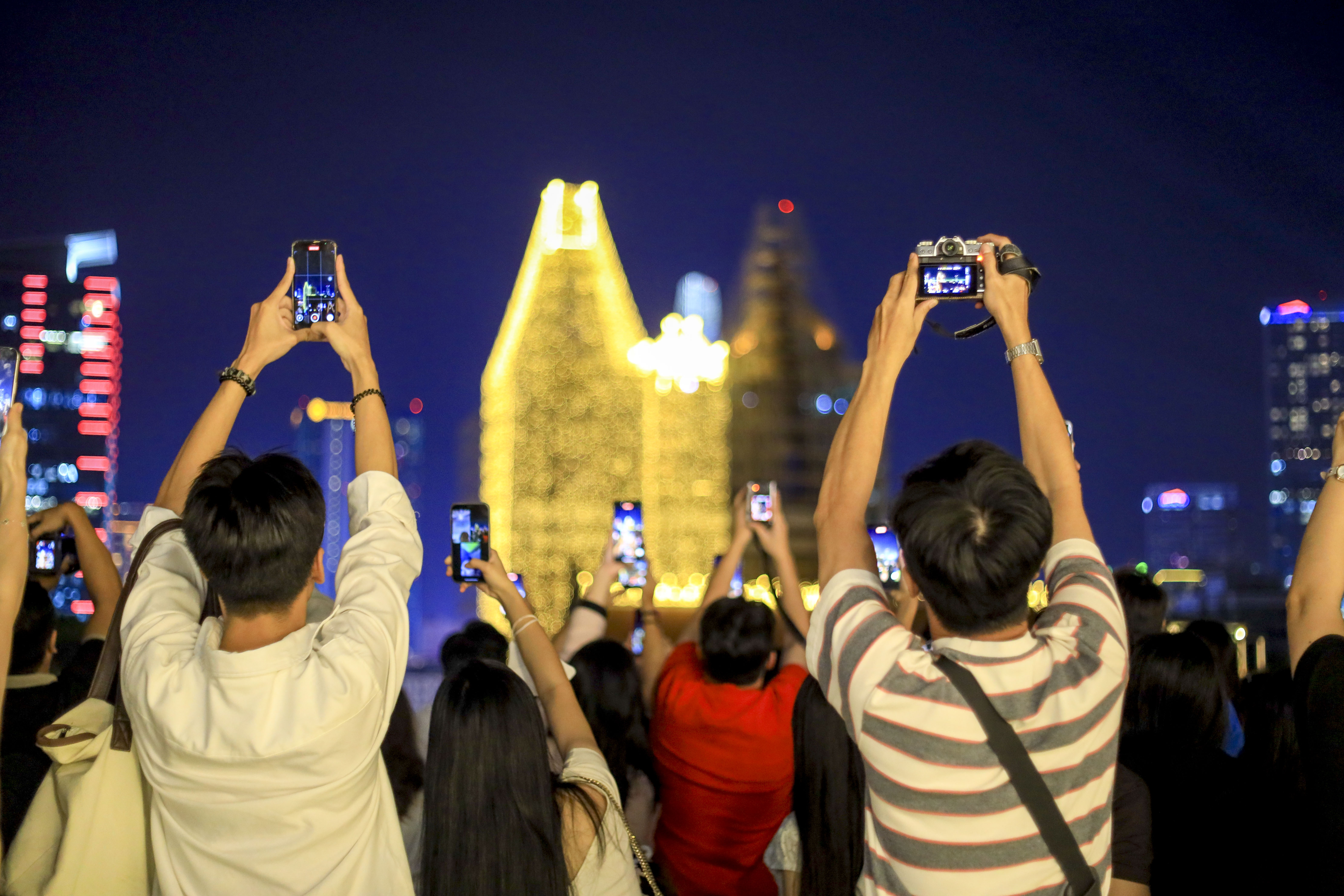 Giới trẻ đổ xô check-in “view triệu đô” Nhà thờ Đức Bà Sài Gòn 