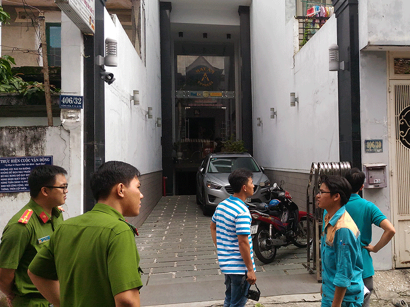 Rơi từ độ cao gần 4 m, nhân viên viễn thông nhập viện