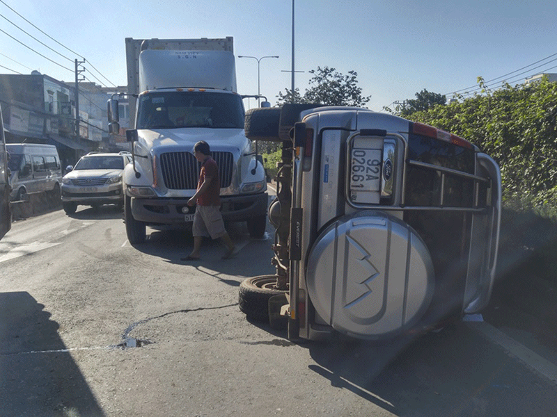 3 người kêu cứu trong xe ô tô lật trước đầu container