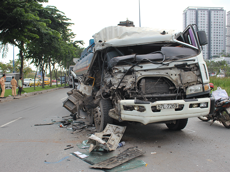 Xe bồn chở xăng dầu tông nhau trên đại lộ Mai Chí Thọ
