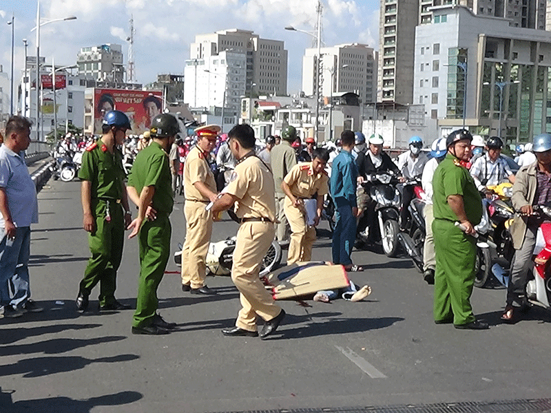 Va chạm ô tô, nam thanh niên tử vong giữa cầu