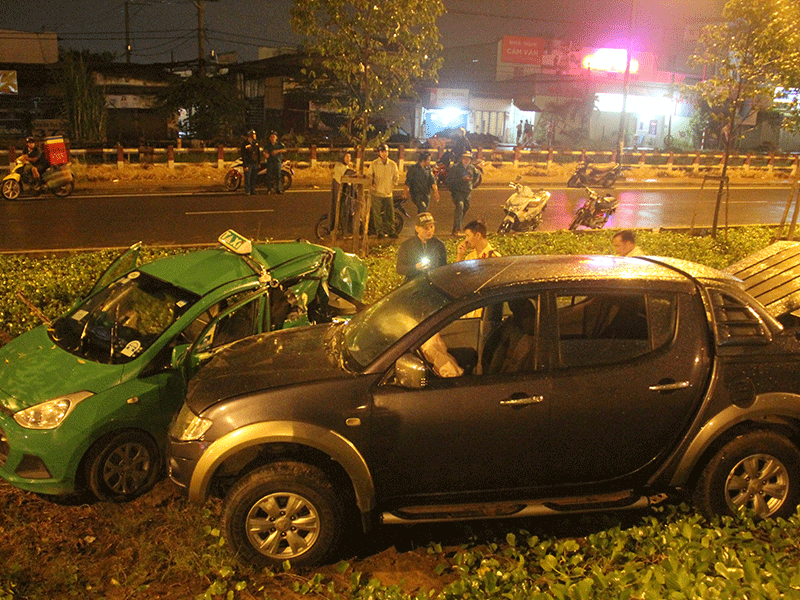 Taxi và xe bán tải văng khỏi đường, 4 khách nhập viện 