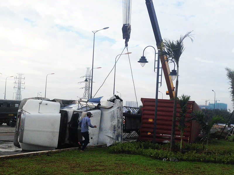 Ôm cua gấp, container lật ngang giữa giao lộ