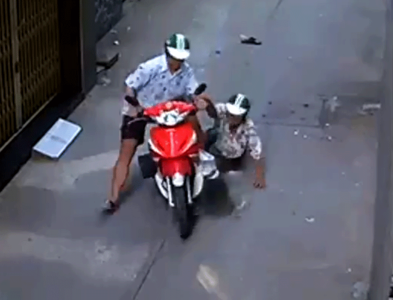 Chọc ngón tay vào hông tài xế GrabBike để cướp xe