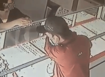 Video: Giật 2 sợi dây chuyền trong tiệm vàng ở Củ Chi