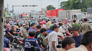 Xe tải cuốn xe máy trên Quốc lộ 1, giao thông ùn ứ nhiều giờ