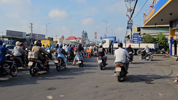 Xe tải cẩu cán chết người bán vé số ở cây xăng, giao thông Quốc lộ 1 ùn ứ