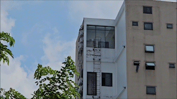 Cháy nhà trọ 5 tầng, nhiều người leo mái tôn thoát nạn