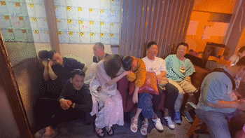 Nhà hàng có 120 tiếp viên đi khách 'tới z' giá 2,5 đến 4 triệu ở quận 1