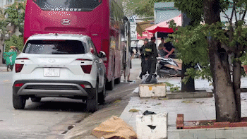 Cảnh sát phong tỏa nhà hàng karaoke ở khu Tên Lửa trong nửa ngày, đưa về hàng chục người