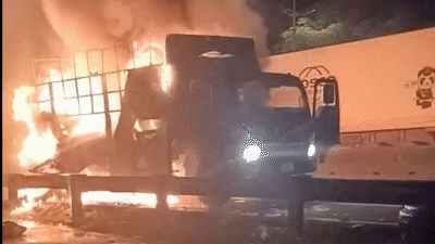 Thấy xe tải cháy, tài xế chạy khoảng 2km kêu cứu người dân