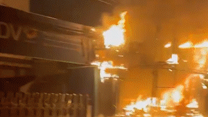 Cửa hàng quần áo cháy lan sang ngân hàng ở Bình Chánh