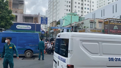 Xe tải đang chạy bị lật ở Tân Phú, tài xế mắc kẹt, giao thông ùn ứ