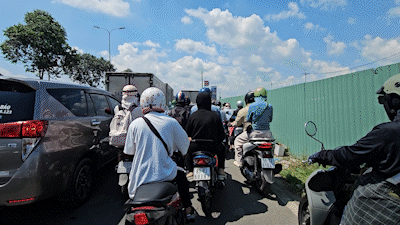 Xe tải lật trên Quốc lộ 22, giao thông cửa ngõ TP kẹt kéo dài