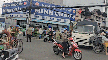 Người đàn ông chết bất thường trước tiệm thuốc tây ở Bình Tân