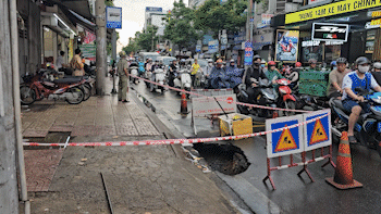 Hố sụt lún sâu 2m xuất hiện trên đường Âu Cơ sau mưa lớn