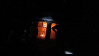 Cháy nhà tạm công trình ở quận 1 lúc rạng sáng, nhiều người hoảng loạn