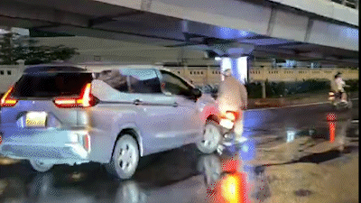 Cầm nón bảo hiểm đập xe ô tô sau va chạm giao thông ở Gò Vấp