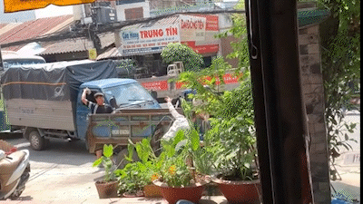 Hai ‘đồng hương, đồng nghiệp’ đánh nhau, đập phá xe tải ở Bình Chánh
