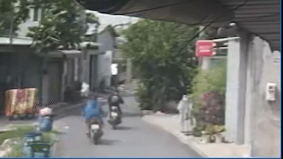 Người đàn ông vung chân đạp té nam sinh 16 tuổi đang chạy xe trên đường