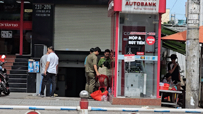 Nam thanh niên cầm xà beng đập phá trụ ATM ở Bình Tân