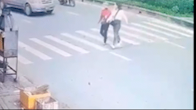 Người chở thịt heo bỏ chạy sau khi tông trọng thương nữ tiếp viên xe buýt