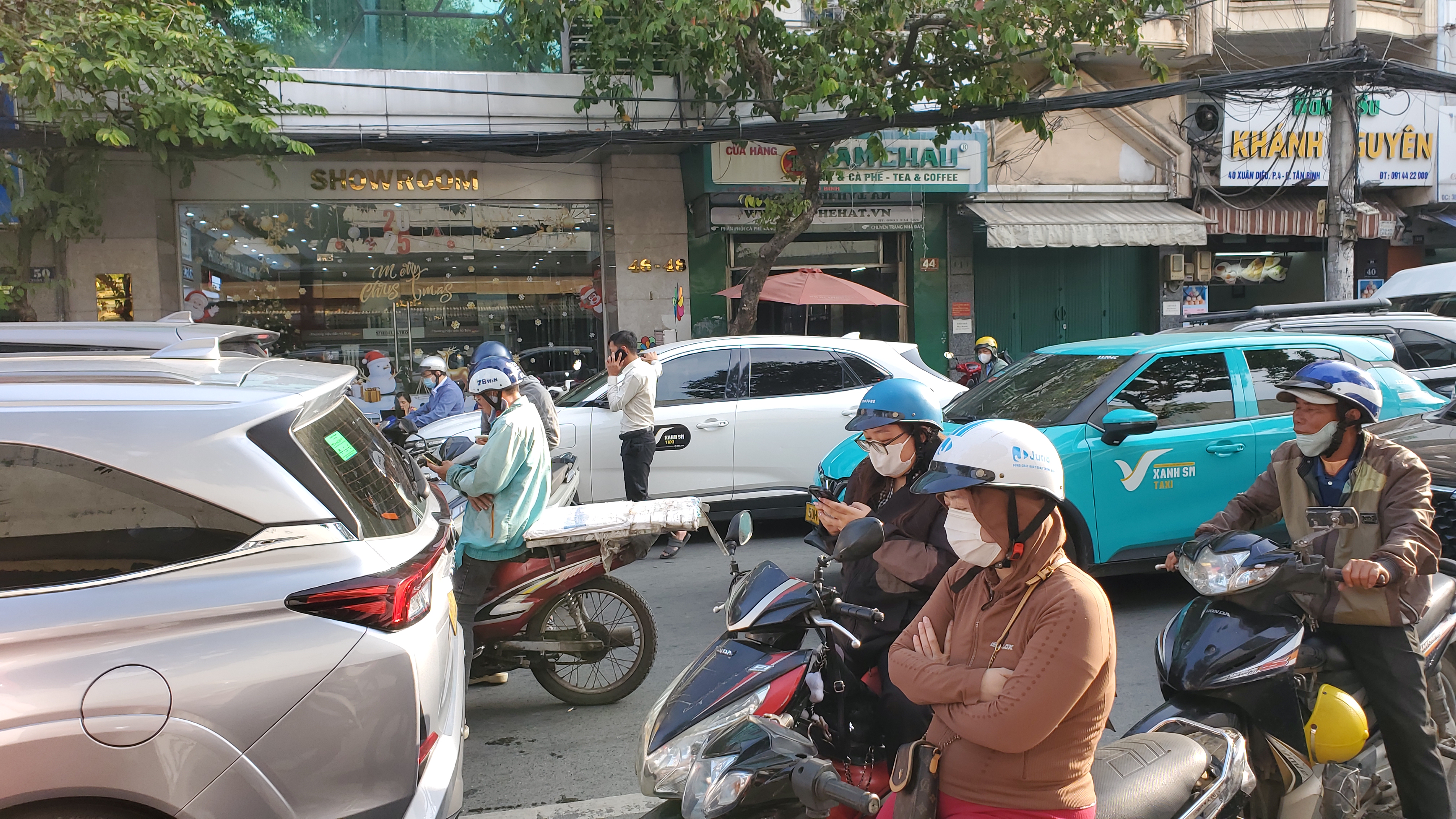 Nhiều đường ở quận Tân Bình kẹt cứng vì cháy nhà trên đường Xuân Hồng