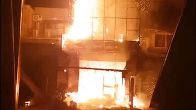 Cháy tiệm spa lúc 1 giờ sáng ở quận 6, hai người leo mái tôn thoát nạn