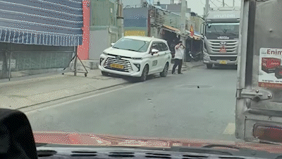 Truy xét tài xế ô tô cầm gậy sắt đập phá xe tải ở Hóc Môn ngày giáp Tết