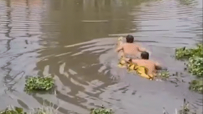 2 người dân đẩy cây chuối, bơi ra sông cứu 1 phụ nữ đuối nước