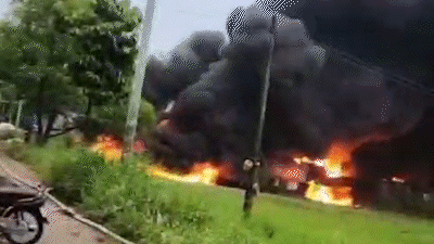 Cháy dữ dội xưởng nhựa ở huyện Hóc Môn lúc sáng sớm