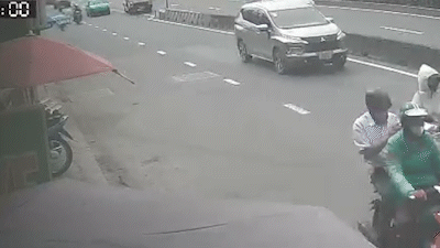 Xe tải lật trên đường Đỗ Mười, hai người thoát chết trong gang tấc