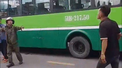 Triệu tập tài xế xe tải cầm dao rượt đánh tài xế xe buýt ở TP.HCM