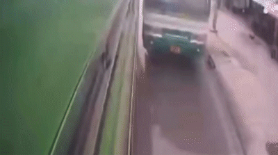 Làm rõ vụ 2 xe buýt nghi ép nhau khiến một xe lao lên vỉa hè đường Kinh Dương Vương