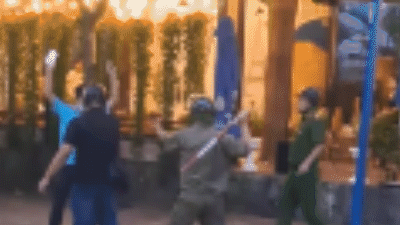 Tài xế xe công nghệ tông sập cổng nhà, cầm dao dọa người bị công an khống chế