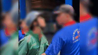 Truy xét người mặc áo xe ôm công nghệ chặn xe tải, đập kính ở TP.HCM