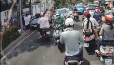 4 người đuổi đánh nhau trên đường Khánh Hội, giao thông ùn ứ