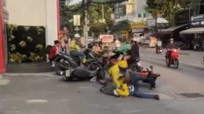 Hai tài xế xe ôm công nghệ đánh nhau giữa đường ở TP.HCM