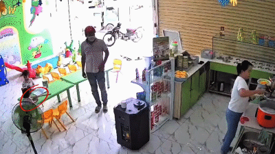 Bắt người đàn ông giả vờ mua cháo rồi giật điện thoại trên tay bé gái ở xã Bà Điểm