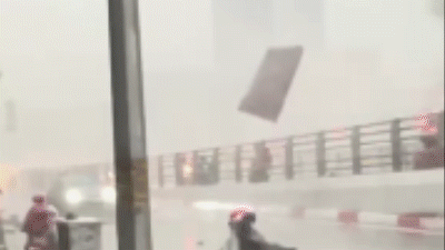 Mưa to gió lớn, đường ngập, tôn bay như giấy ở TP.HCM