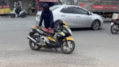 Người đàn ông biểu hiện bất thường, tay cầm rựa đứng giữa đường bị công an khống chế