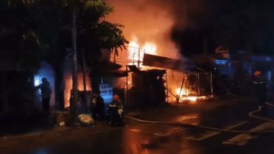 Cháy chợ Xuân Thới Sơn, nhiều ki-ốt bị thiêu rụi