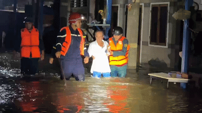 Triều cường dâng cao, người dân Bình Quới trắng đêm bì bõm 'chạy ngập'