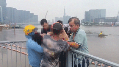 Nhiều phút căng thẳng ngăn nam thanh niên định nhảy sông tự tử ở phường Sài Gòn