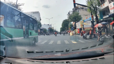 Đề nghị tạm đình chỉ tài xế xe buýt vượt đèn đỏ ở TP.HCM