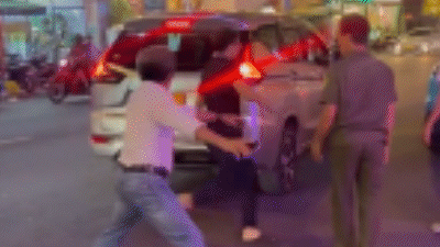 Yêu cầu tiền vệ sinh do khách nôn ói, tài xế taxi công nghệ bị hành hung, đập phá xe