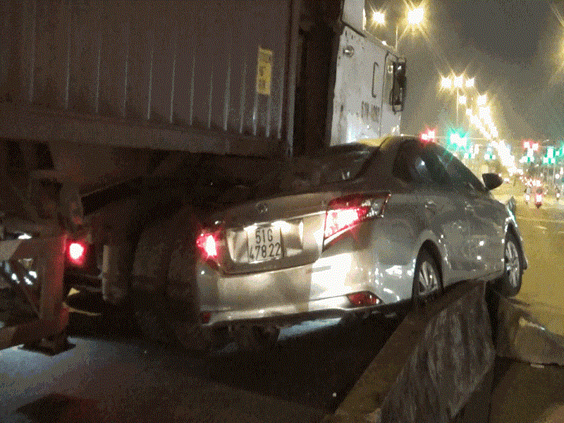 Ô tô 4 chỗ bị container kéo gần 20 m trên dải phân cách