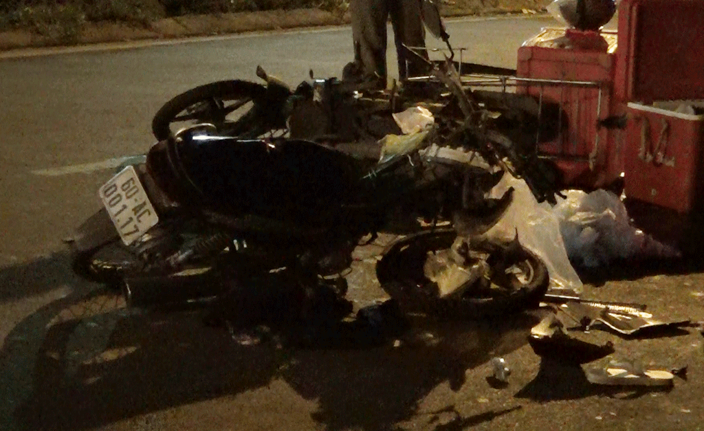 Tông vào xe chở cá, một nữ công nhân nhập viện nguy kịch