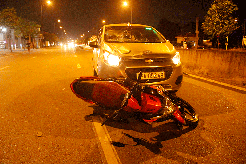 Hai người say rượu va vào đầu ô tô bất tỉnh