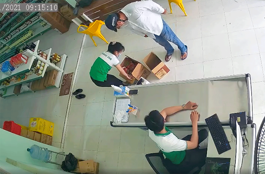 Vờ mua hàng rồi trộm điện thoại trong tiệm